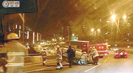 消防員搶救被困車內三人。（讀者提供）