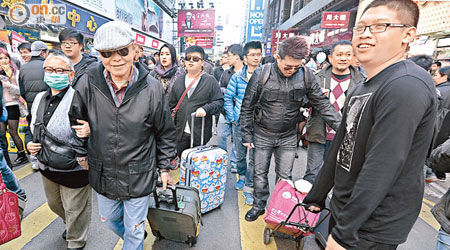 網民拖篋請願，抗議旅客來港搶購日用品。（蘇文傑攝）