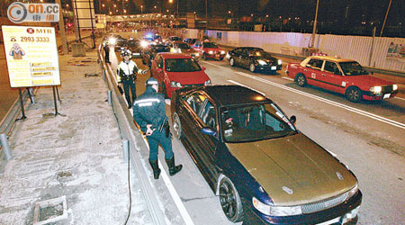 警方截獲五輛疑改裝「辣車」。（沈厚錚攝）