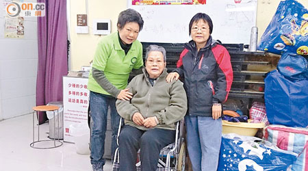 八十四歲的李婆婆（中）喜獲梁小姐（右一）借出輪椅作代步之用。