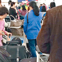 大批受影響乘客在機場大排長龍。（互聯網圖片）