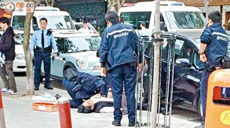 劉進圖中刀倒地，警員趕至為他急救。（資料圖片） 