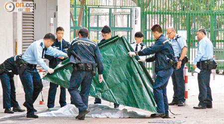 警方用帳篷遮蓋死者遺體。（張世洋攝）