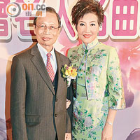 港大李嘉誠醫學院名譽教授梁乃江（左）對旗袍情有獨鍾，幾十年來鼓勵太太胡桂文着旗袍。