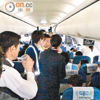 內地航班延誤，引致旅客與空中服務員發生爭執的場面時有發生。（資料圖片）