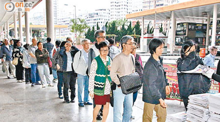 在港鐵旺角東站附近的派發點，大批讀者排隊索閱《好報》。