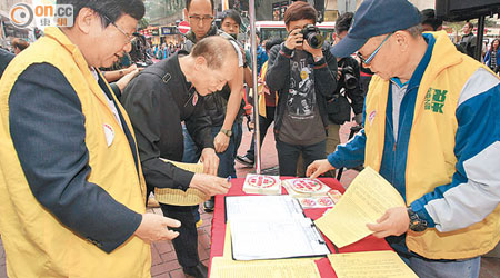 「愛港之聲」昨午在銅鑼灣百德新街收集市民簽名歡迎內地旅客。（陸智豪攝）