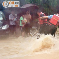 颱風「燦都」掠過本港，無風卻有雨，令大埔碗窰沙埔仔村頓成澤國。