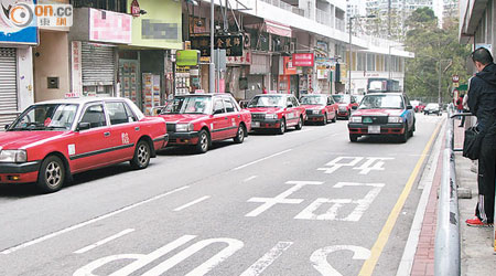 兩條行車線其中一線經常被佔用停泊，僅餘下一線可用。