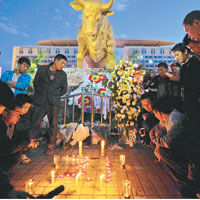 民眾昨於案發現場點起燭光，悼念死難者。（中新社圖片）