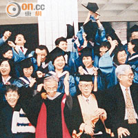 鍾期榮及胡鴻烈（前排左二及右三）當年與畢業生合照。
