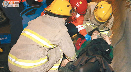消防及救護員即場為受傷女子急救。（高潤榮攝）