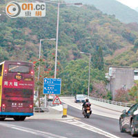 鴨脷洲路牌陷阱<br>在鴨脷洲橋道的分岔路，路牌標示左邊為香港仔方向，右邊則往黃竹坑方向。