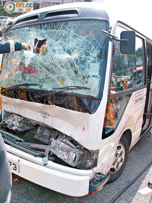 ○九年有泥頭車入錯線逆線前行，最終與校巴相撞。