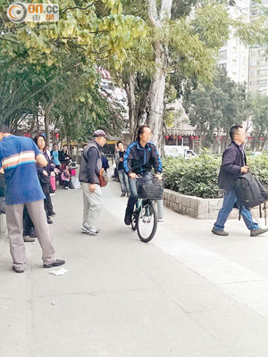 粉嶺新運路一帶經常有單車踏上行人路，危及途人安全。