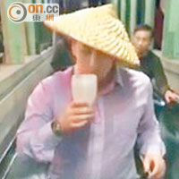 一名外籍男士在中環豪飲啤酒，大玩Nek nomination遊戲。