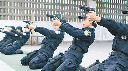 中國今年維穩費用續大增惹關注，圖為昨日多名重慶女特警表演高難度射擊。（中新社圖片）