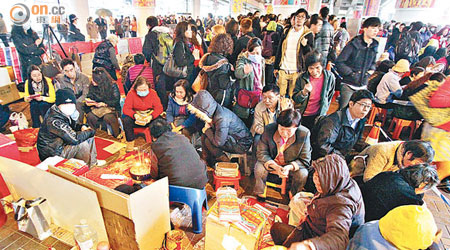 市民到鵝頸橋打小人，冀驅走霉氣、轉運擋災。（陳錦輝攝）