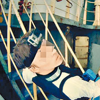 一名外籍人士擅自爬進貨船拍攝。（互聯網圖片）