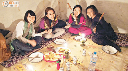 沙漠紮營<br>林玥彤（右起）、陳穎妮、周沁及Jenny無懼風沙同寒冷，喺撒哈拉沙漠紮營過夜。（受訪者提供）