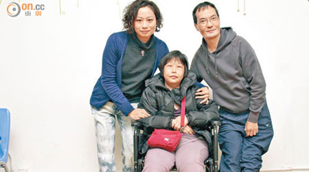 文鳳（左）以自己的經歷激勵其他義肢使用者。