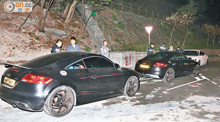 五名男女駕乘三輛跑車夜闖鬼屋，飽受驚嚇後報警，警員到場調查。（葉嘉文攝）