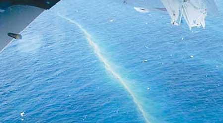 一架國泰客機從高空發現，越南頭頓附近海域有大量碎片漂浮，越南即派飛機視察。（互聯網圖片）