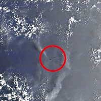 美國太空總署衞星照片顯示，水面發現呈深色帶狀的痕迹（紅圈示）。