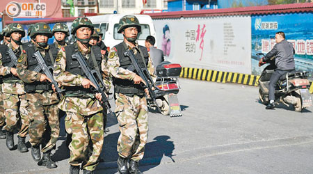 昆明火車站遭恐怖襲擊後加強保安，大批武警加強巡邏。（資料圖片）