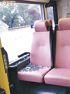 九巴一幅車窗玻璃突然爆裂，玻璃碎飛濺乘客座位上。（讀者提供）
