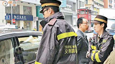 劉鑾雄昨日「出師不利」，其座駕停車等候時，遭交通督導員驅趕。