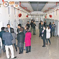 保良局一眾成員參觀赤柱監獄囚犯監倉。