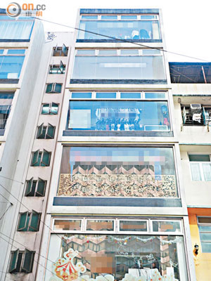 尖沙咀加連威老道有整幢大廈改裝落地玻璃，涉違反《建築物條例》。