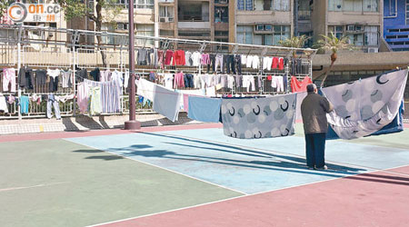 太和邨排球場遭居民佔用作晾曬場，衣物隨風飄揚。