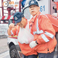 受傷救護車車長（左）由同袍包紮後送院。