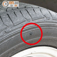 圖為被刺穿（紅圈示）的車胎。（曾志恒攝）