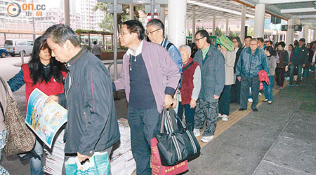 在港鐵旺角東站附近派發點，大批讀者排隊索取《好報》。（沈厚錚攝）