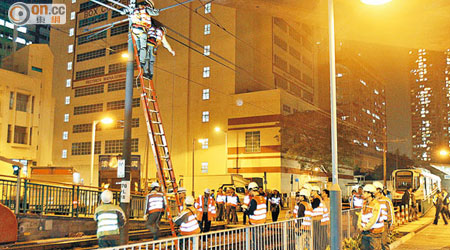 港鐵工程人員在河田站搶修一段架空電纜。（文健雄攝）