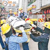 消防將女死者遺體由平台移落地面。