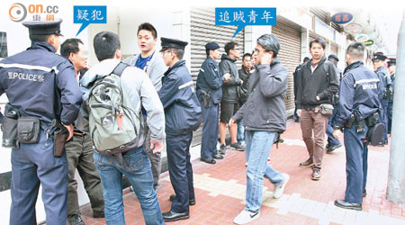 警員分頭向追賊青年及被捕男子查問。（曾紹良攝）