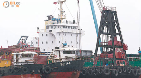 港島中部水域有不少錨區，經常有貨輪在海面上卸貨。（蘇文傑攝）
