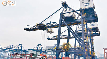 香港國際貨櫃碼頭投資五千萬元，引入兩部躉船專用岸邊吊機。（蕭毅攝）