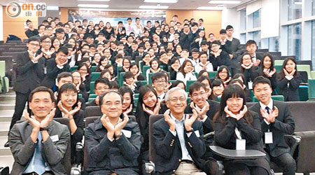一百多名學生昨參加香港傑出學生協會的座談會。(黃卓然攝)