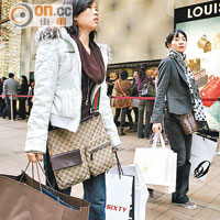 購物天堂美譽褪色，旅客來港購物的意欲恐進一步下降。