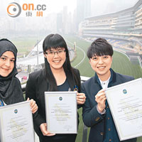 香港賽馬會獎學金首位巴基斯坦得獎者葉慧儀（左），與另外兩名得獎者。