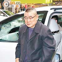 大劉抵達灣仔午膳，落車時「頭耷耷」滿臉愁容，亦無回應記者提問。