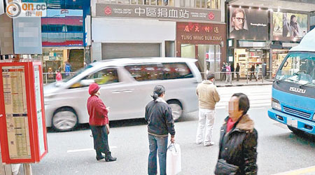 中環<br>候車乘客疑因視線受違泊車輛阻擋，須在馬路候車。