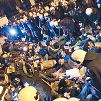 防暴警驅散在行政院外示威者。