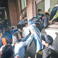 示威學生從窗戶爬入行政院（互聯網圖片）