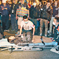 傷者送院<br>有示威者受傷，由救護員用擔架床送院。